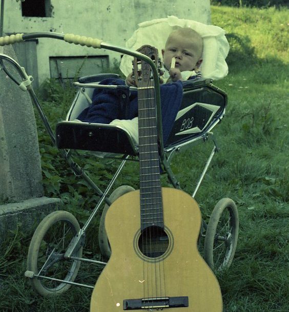 Un piccolo Martino Chieffo con una chitarra del padre